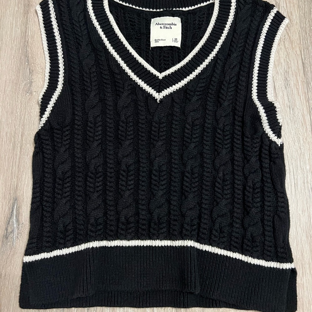 Abercrombie & Fitch V-Neck Sweater Vest